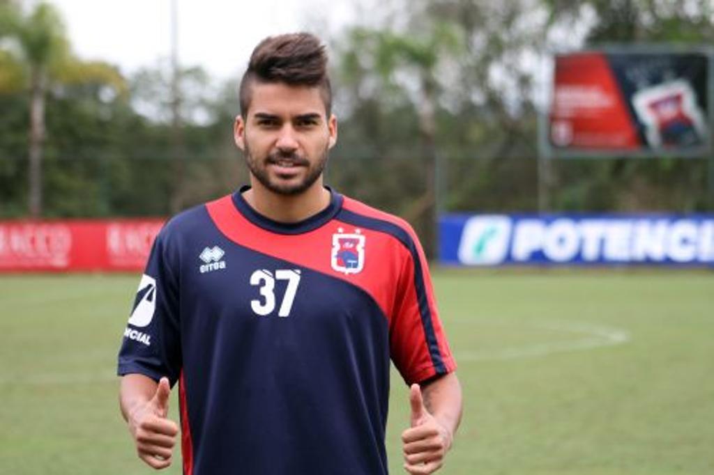 O lateral Crystian, de 23 anos, foi levado para o Santos depois de impressionar o atacante Neymar e ficará no Parana até o fim do ano. | Paraná Clube/Divulgação