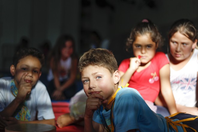 Experiência artística na ONG do Guarituba segue a lógica do “direito à cultura”: profissionais formados e remunerados conduzem as oficinas. | Daniel Castellano/Gazeta do Povo