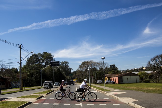 Ciclistas passeiam pela avenida, próximo ao Parque Tingui. | Brunno Covello/Gazeta do Povo