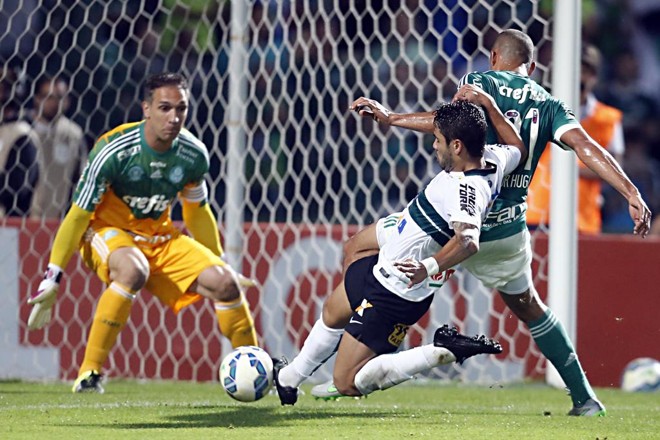 Henrique tenta mais uma investida contra a defesa paulista, mas desta vez o zagueiro Victor Hugo leva a melhor, sob o olhar atento do goleiro Fernando Prass, ex-Coxa. | Albari Rosa/Gazeta do Povo