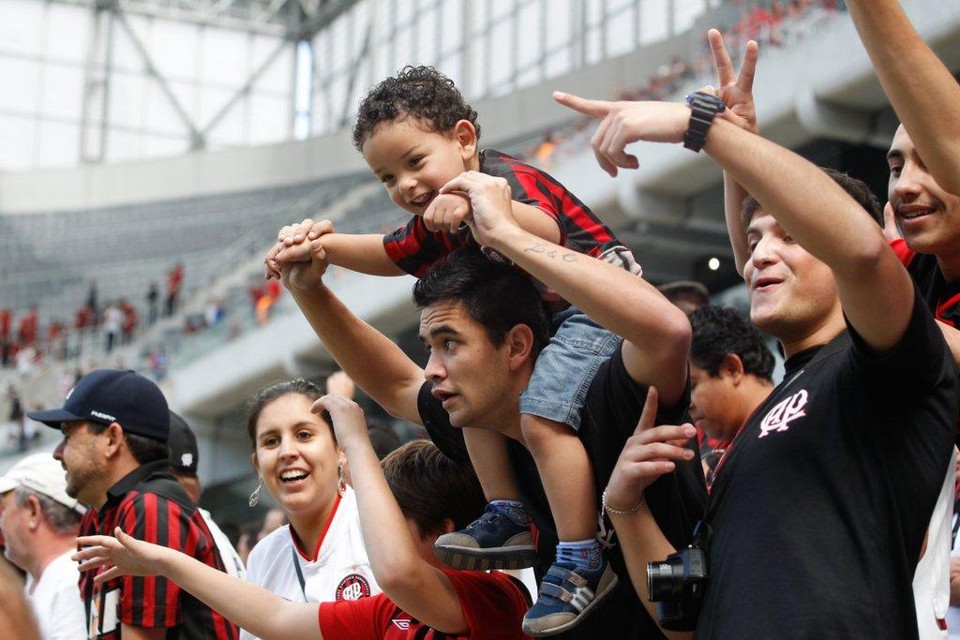 Pai levou o filho para acompanhar o Atlético em dia de grande público na Arena da Baixada | Daniel Castellano/Gazeta do Povo