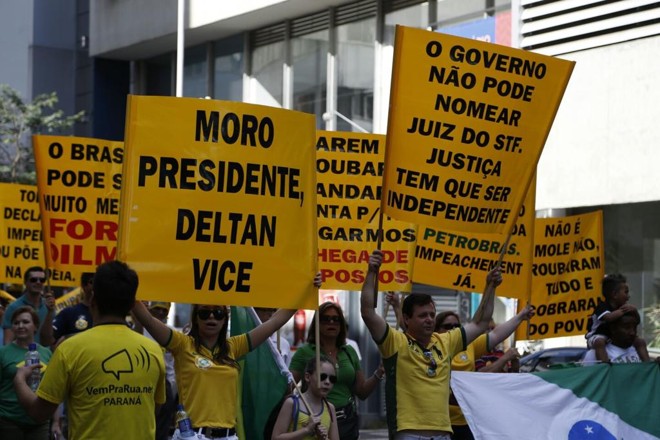 Concentração na Praça Santos Andrade tem gritos de que o Brasil vai virar uma Venezuela e aplausos ao juiz Sergio Moro. | Henry Milléo/Gazeta do Povo