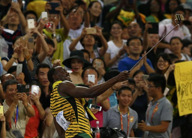 Quer uma foto com o Bolt? É só pedir pra ele. Selfie do jamaicano na China. | DAVID GRAY/REUTERS