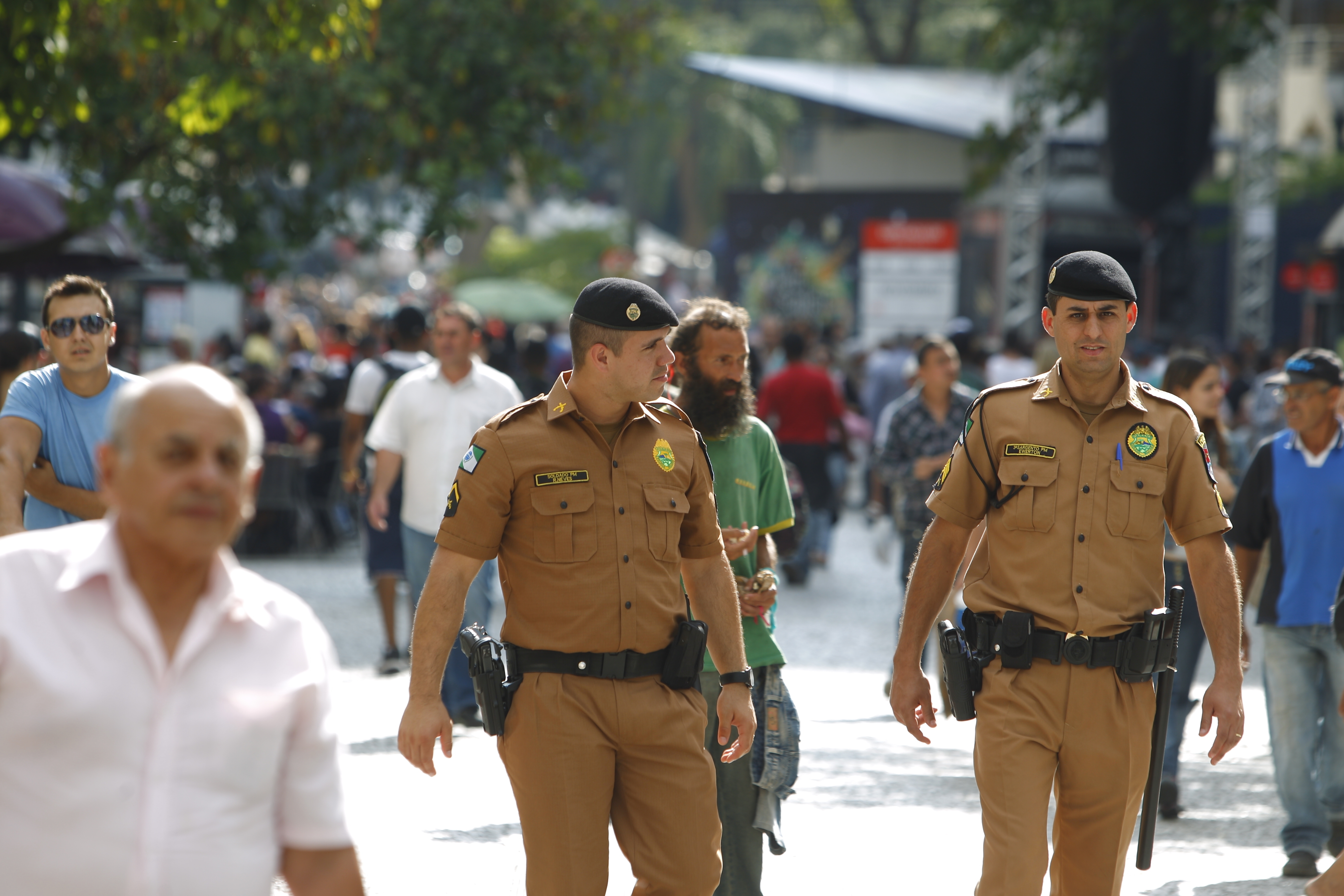 Policiais patrulham centro de Curitiba:Paraná tem um oficial para cada 630 moradores, de acordo com o IBGE | Daniel Castellano/Gazeta do Povo