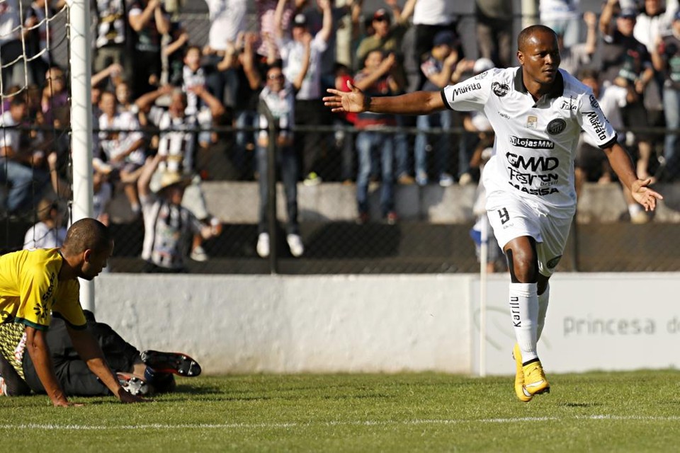 Joelson, do Operário, comemora gol sobre o Ypiranga | Josue Teixeira/Gazeta do Povo
