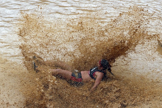 Tobogã direcionava para uma grande piscina de lama. | Foto: Henry Milleo/Gazeta do Povo