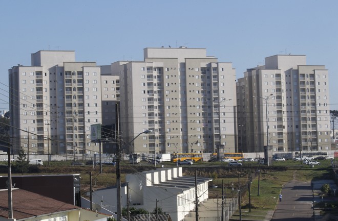 Residencial Village Paraná: entregue em 2014 no Atuba, o Residencial Village Paraná tem um total de 657 unidades de perfil econômico. Projeto da construtora PDG, o empreendimento contém oito torres e oferece apartamentos de dois e três quartos, todos com suíte, e metragens privativas que variam de 53 m² a 61 m². Todas as unidades contam com sacada e vaga de garagem. | Aniele Nascimento/Gazeta do Povo