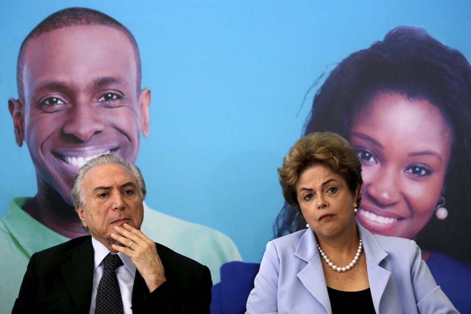 Magoado, Temer ‘entrega’ nesta segunda articulação política a Dilma Temer com a presidente Dilma: cada um para um lado cada vez mais perto. | Ueslei Marcelino/Reuters