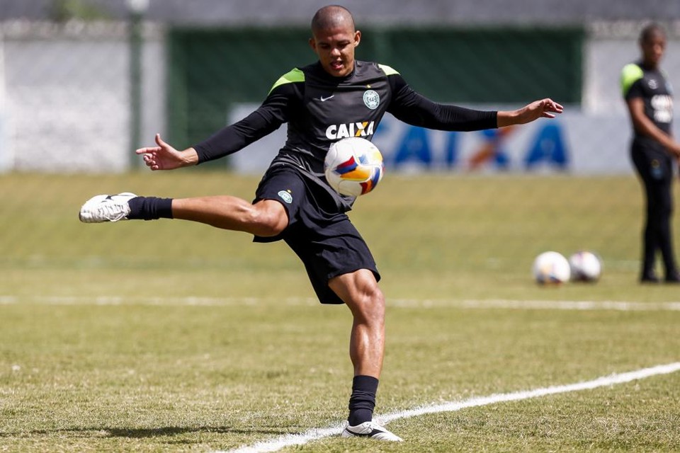 Zagueiro Walisson Maia vem conquistando espaço na defesa do Coritiba comandado por Ney Franco. | Brunno Covello/Gazeta do Povo