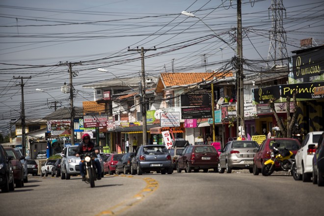 Comércio intenso em grande parte da via. | Brunno Covello/Gazeta do Povo