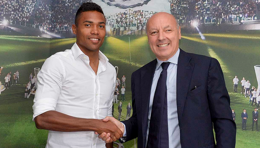 Alex Sandro cumprimenta dirigente da Juventus em anúncio oficial da contratação pelo clube italiano. | Juventus/Site oficial