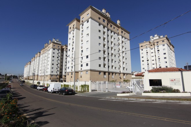 Fit Marumbi: projeto da construtora Tenda, o Fit Marumbi conta com 670 unidades localizadas na Rua Assis Figueiredo, no bairro Guaíra. As plantas oferecem opções de dois e três dormitórios com suíte, com os apartamentos medindo de 57 m² a 136 m² de área privativa distribuídas em 12 torres. A obra foi entregue em 2012 e tem vista para a Serra do Mar. | Aniele Nascimento/Gazeta do Povo