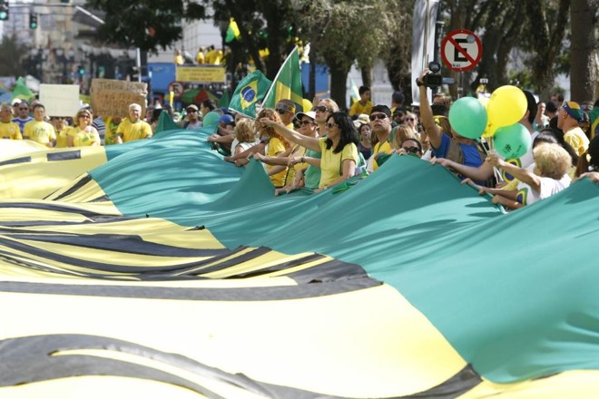 Manifestantes se concentram na Praça Santos Andrade. Protesto segue para a Boca Maldita. | Henry Milléo/Gazeta do Povo