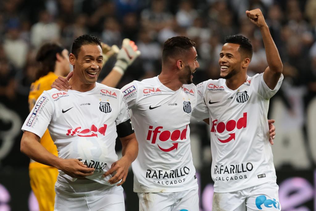 Ricardo Oliveira (esq) fez o segundo gols do Santos contra o Corinthians. | Rodrigo Gazzanel/Futura Press /Folhapress