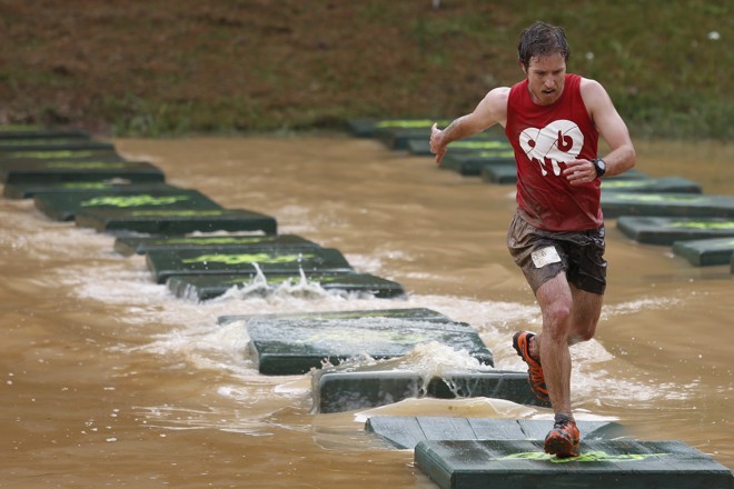 Correr sobre as águas. Sim, isso é possível. | Foto: Henry Milleo/Gazeta do Povo