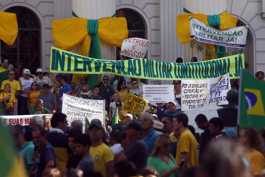 Manifestação em Curitiba começou em frente ao prédio histórico da UFPR. | Albari Rosa/Gazeta do Povo