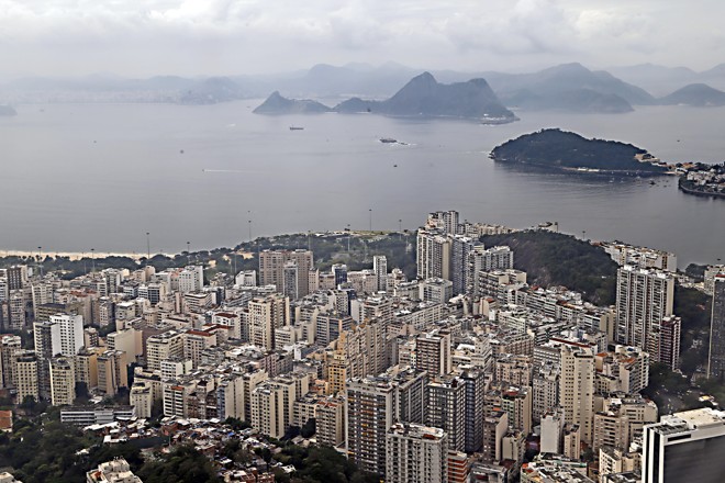 2 Baía da Guanabara: desafio de despoluir em 80% a baía, onde acontecerão as competições de vela, fracassou. A região recebe 60% do esgoto produzido à sua volta — ou seis mil litros por segundo. | Albari Rosa/Gazeta do Povo