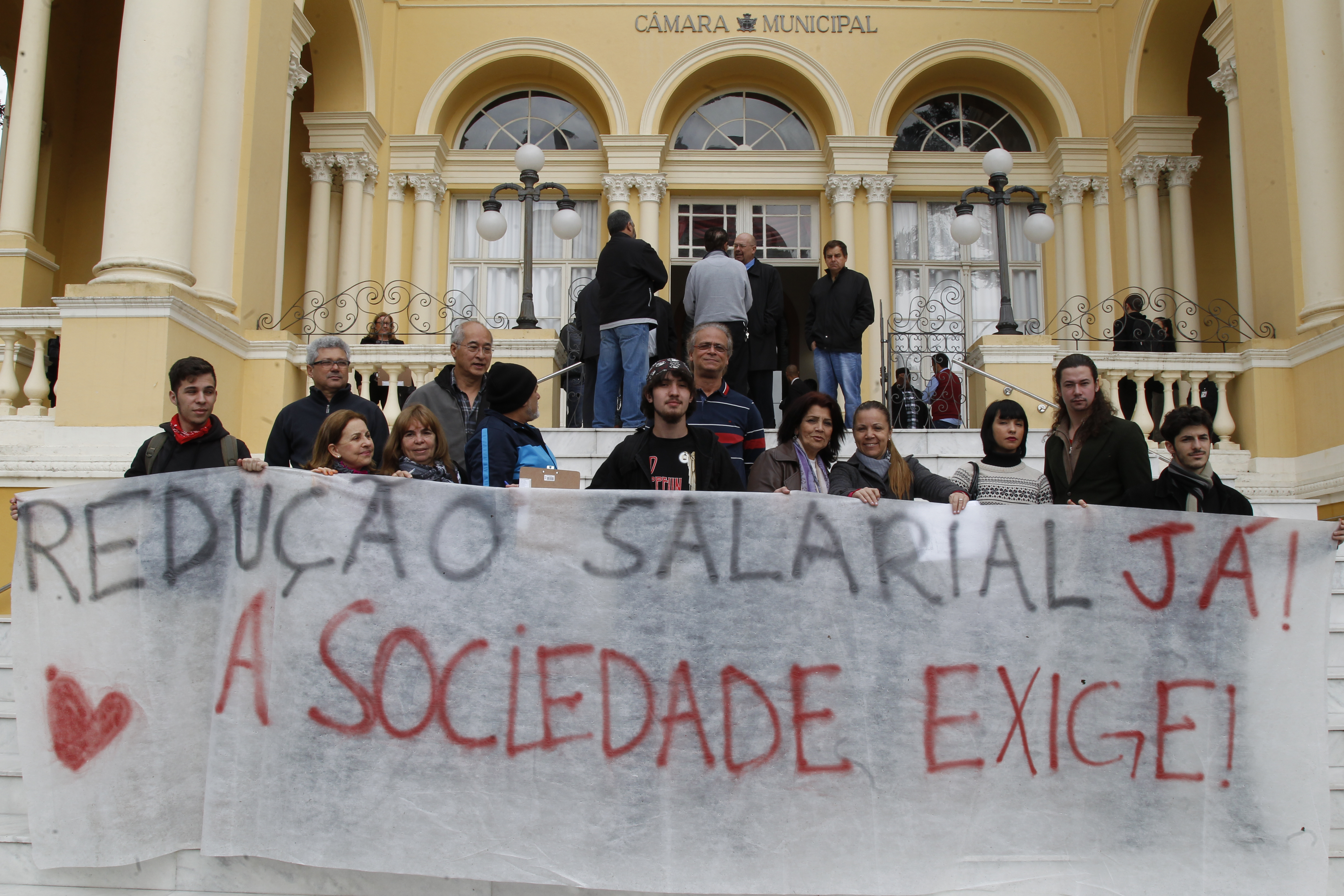 Um grupo de aproximadamente 30 pessoas pede a redução do salário dos vereadores: de R$ 15 mil para R$ 1,5 mil. | Aniele Nascimento/Gazeta do Povo