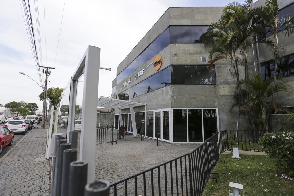 Fachada da sede social do Paraná, na Avenida Presidente Kennedy, que está sob risco de fechar as portas. | Daniel Castellano/Gazeta do Povo