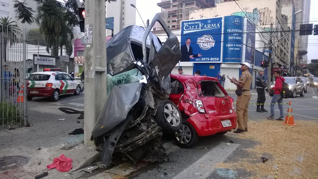 Acidente foi por volta das 5h30 e envolveu dois carros | Aniele Nacimento/Gazeta do Povo