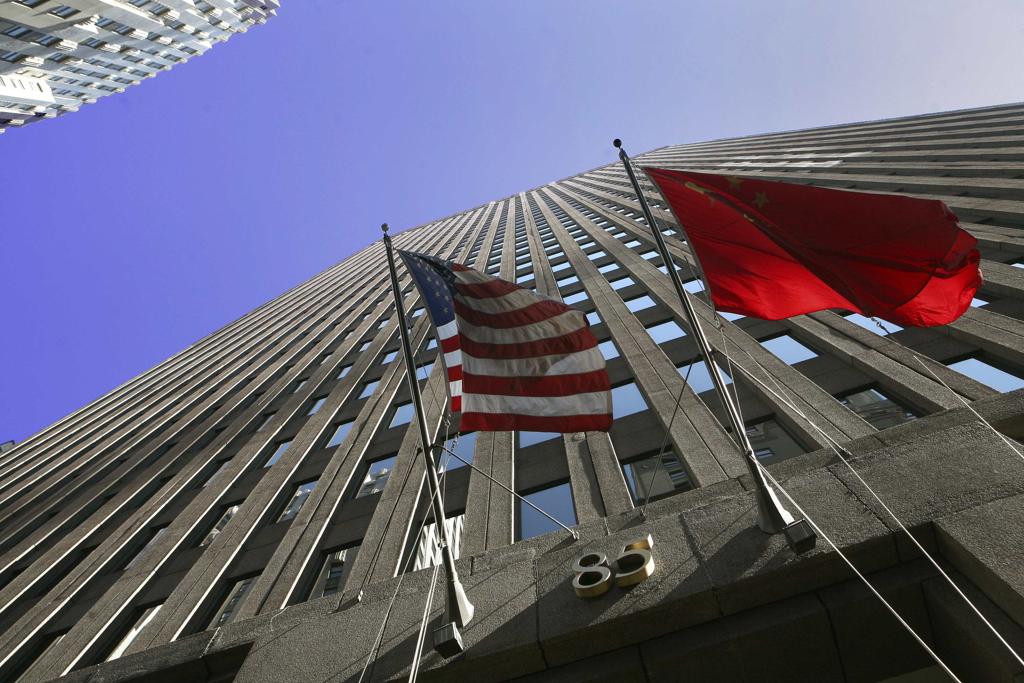 Bandeiras dos EUA e da China em frente ao prédio do Goldman Sachs em Nova York | Brendan McDermid /Reuters