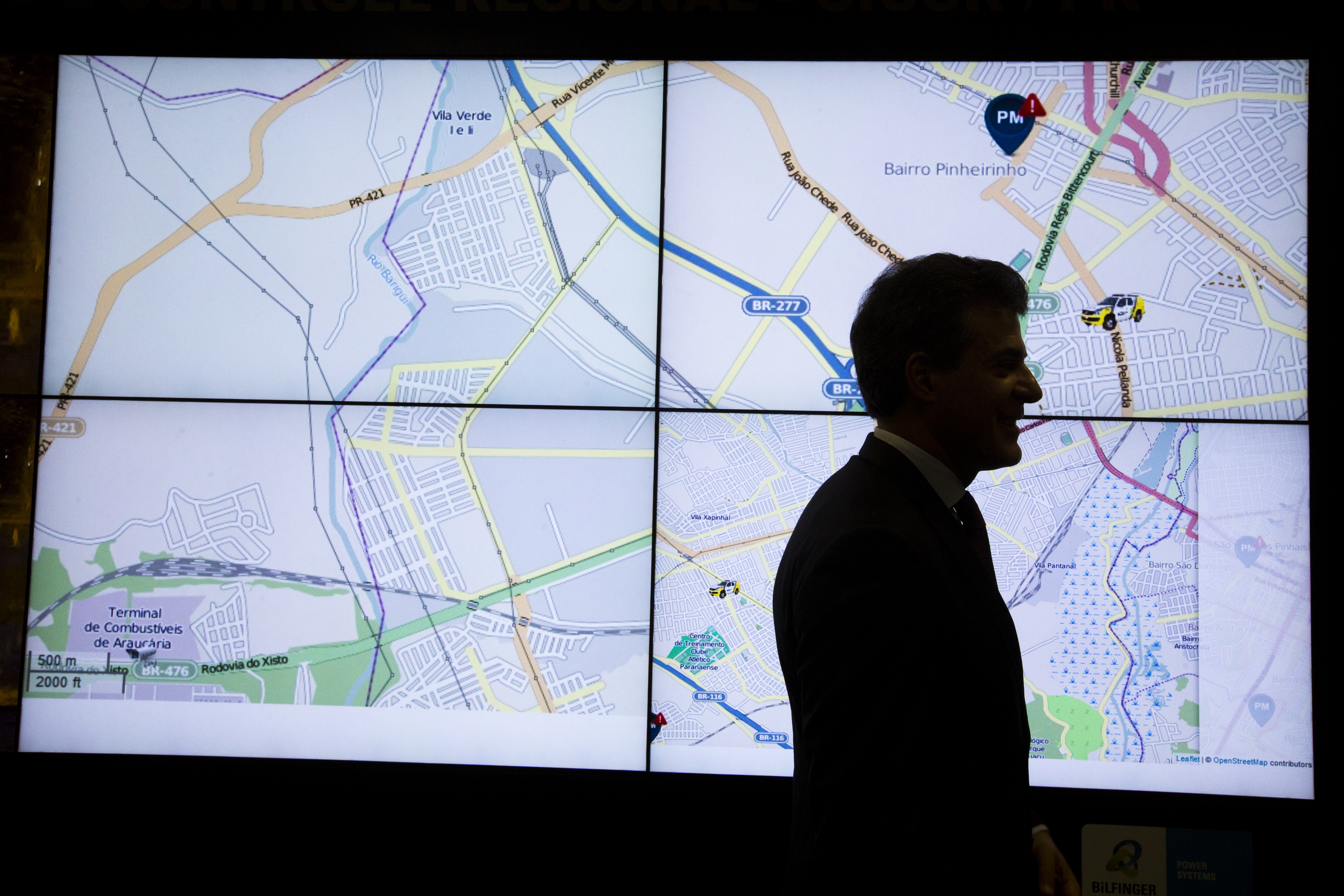 Silhueta de Richa sobre mapa que mostra rodovias do estado: pedido de urgência para o projeto. | Brunno Covello/Gazeta do Povo