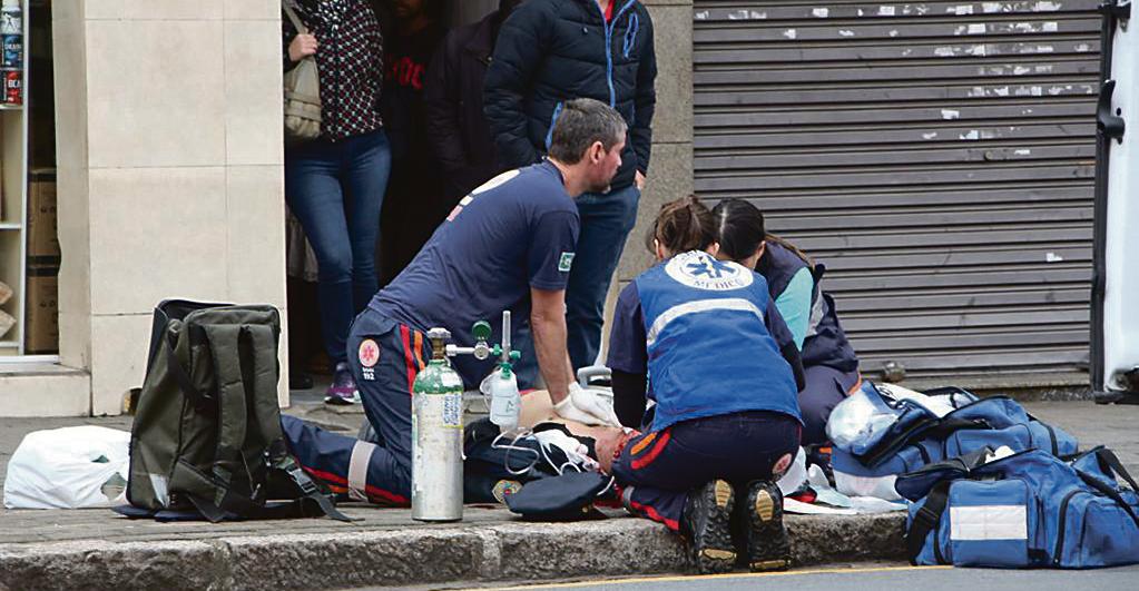Atendentes tentam reanimar o guarda municipal baleado | Atila Alberti/Tribuna do Paraná