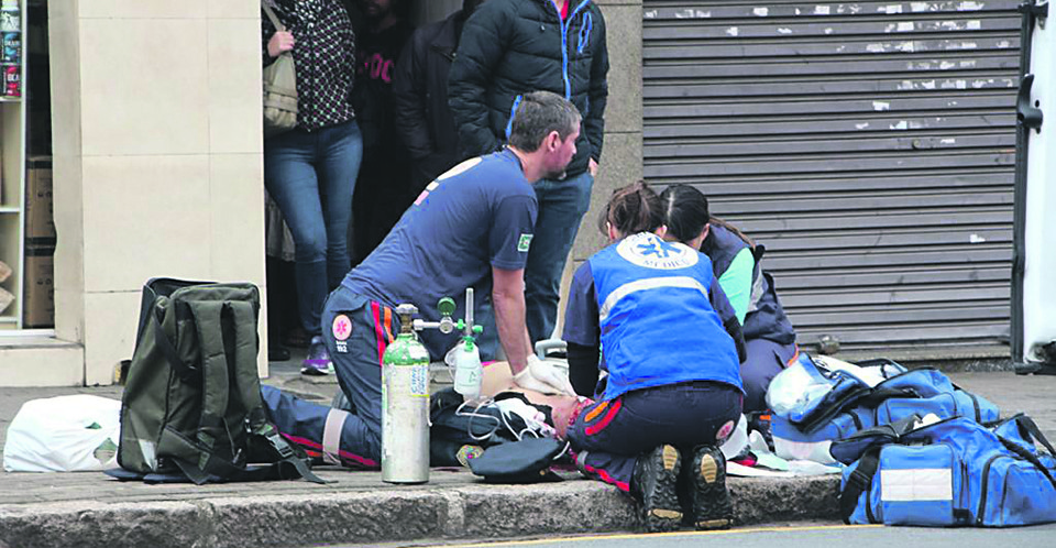 Atendentes tentam reanimar o guarda municipal baleado | Atila Alberti/Tribuna do Paraná