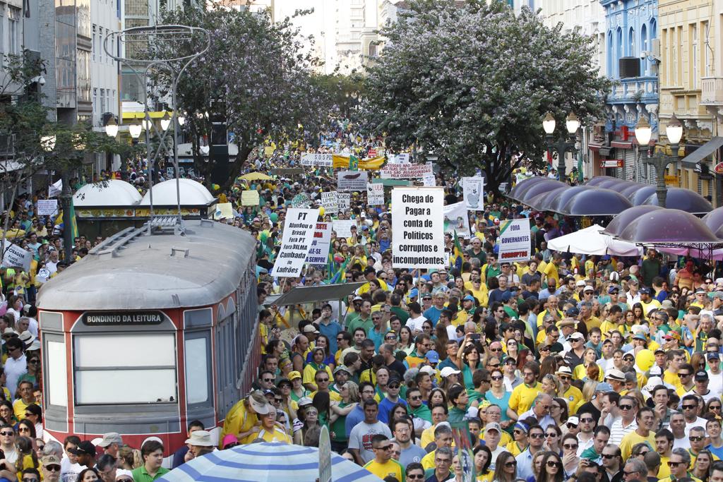 Protesto contra o governo em Curitiba neste domingo (16). | Aniele Nascimento/Gazeta do Povo