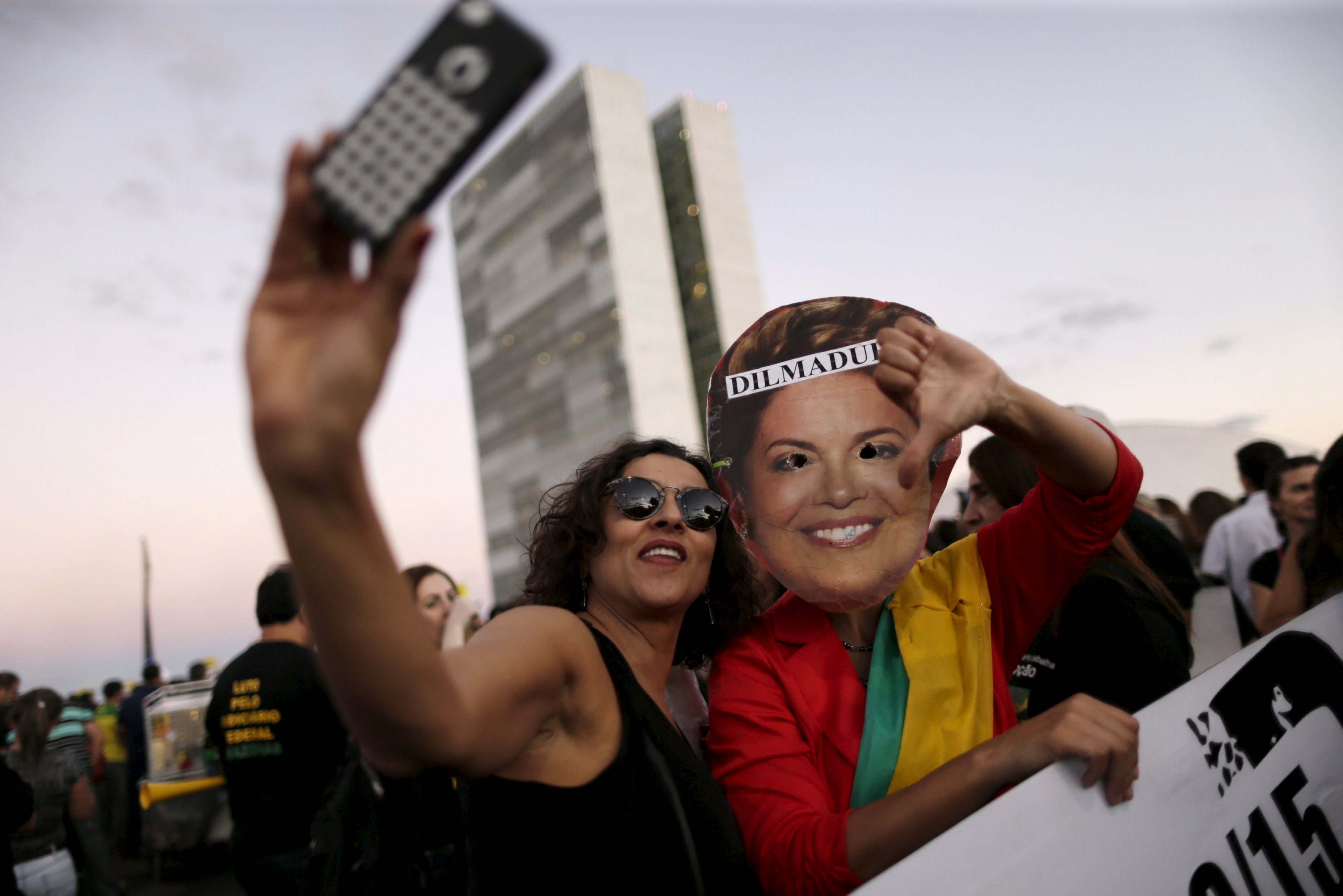 Manifestante faz selfie com a presidente “Dilma”: protesto reconhecido por Lula. | Ueslei Marcelino/Reuters