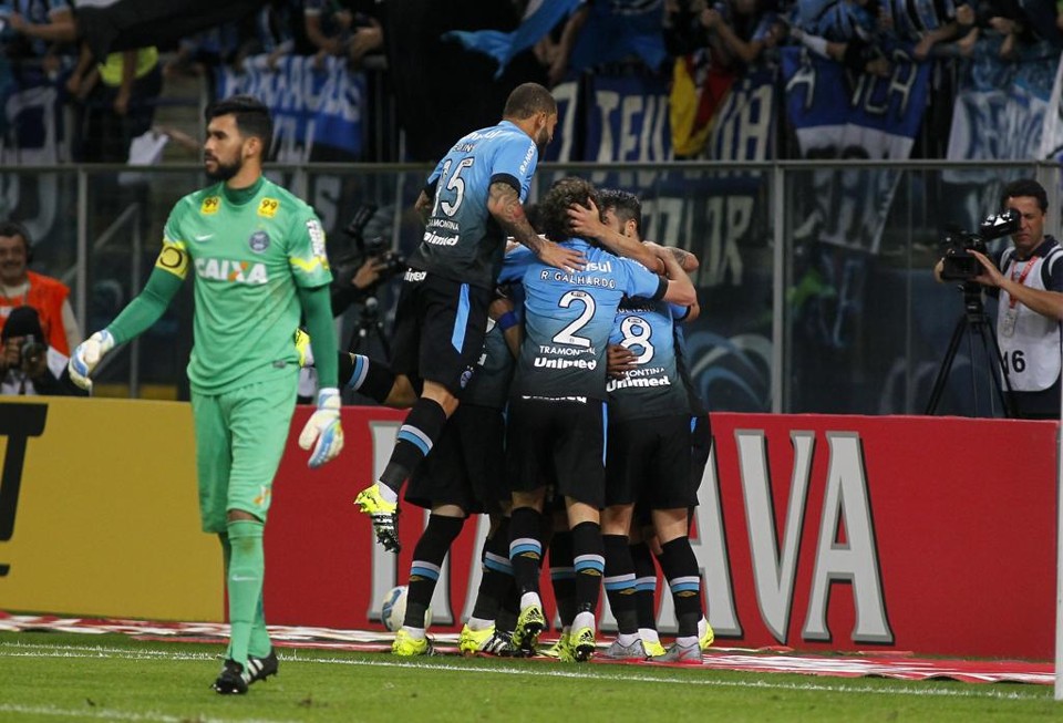 Atletas do Grêmio comemoram  o gol diante do Coxa. | Carlos Eduardo de Quadros/Folhapress