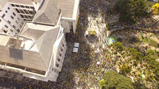 O ponto de concentração foi a Praça Santos Andrade. | Robert Leh/Gazeta do Povo/ Monarca Imagens
