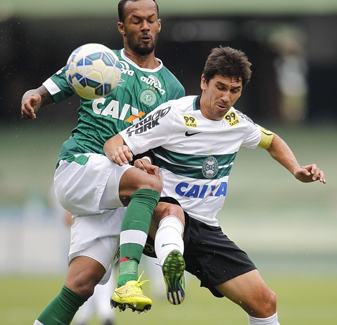 Lúcio Flávio em disputa com o ex-atleticano Bruno Silva | Jonathan Campos Gazeta do Povo