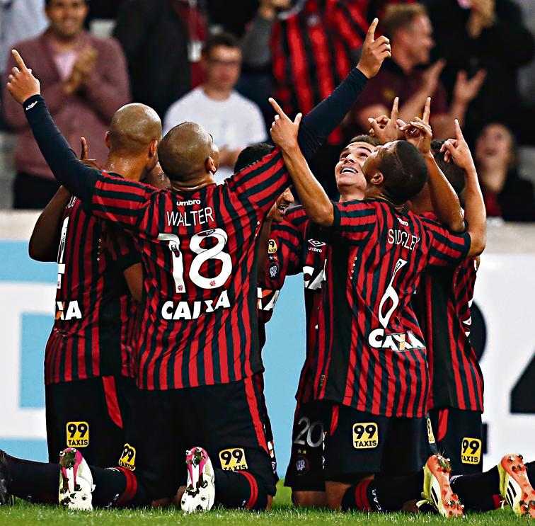 Atleticanos comemoram o gol de Nikão no JEC, que não marcava há mais de dois meses. | Albari Rosa/Gazeta do Povo