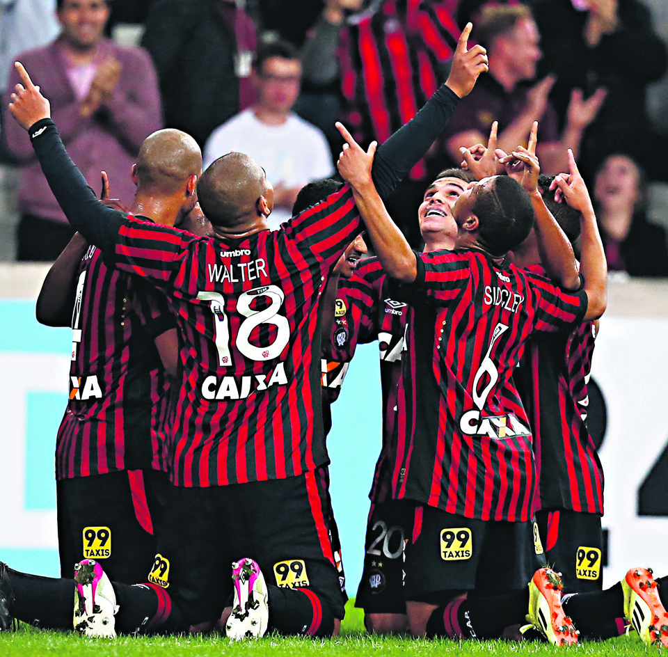 Atleticanos comemoram o gol de Nikão no JEC, que não marcava há mais de dois meses. | Albari Rosa/Gazeta do Povo