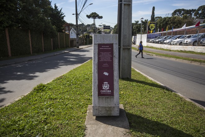 Placa de reinauguração da Avenida Fredolin Wolf no final de 2012. | Brunno Covello/Gazeta do Povo