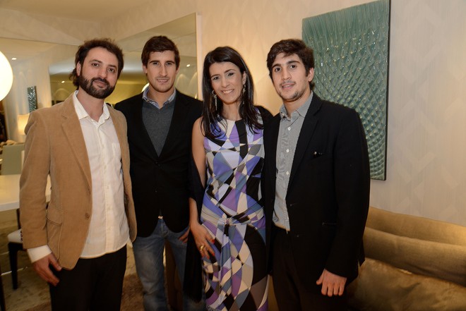 Os irmãos e empresários Kim (de paletó abotoado) e Meila Gurtensten Fabri (à dir.) e o artista plástico Juan Parada (de paletó bege) foram os homenageados pela arquiteta Cris Daros em seu espaço na edição deste ano da Mostra Artefacto Curitiba, o Loft Urbano. As obras que decoram o ambiente (como a que aparece na foto) são de Parada | Foto: Kraw Penas