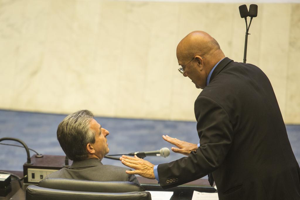 Tadeu Veneri, líder da oposição, com Luiz Claudio Romanelli, líder do governo. | Marcelo Andrade/Gazeta do Povo