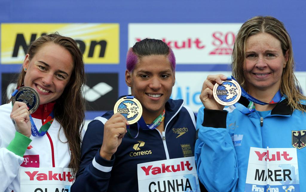 Ana Marcela, ao centro, conquistou o outo na maratona aquática | Efe
