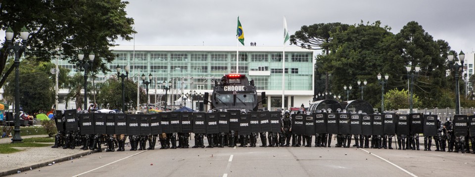 Servidores e alunos protestaram contra as mudanças, em maio. | Brunno Covello/Gazeta do Povo