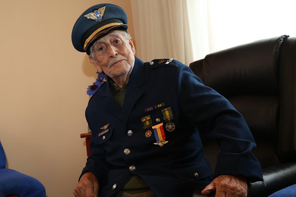 Entre medalhas, registros e memórias da Segunda Guerra, Rumblesperger sonha com o livro que uma neta prometeu escrever. | Ivonaldo Alexandre/Gazeta do Povo