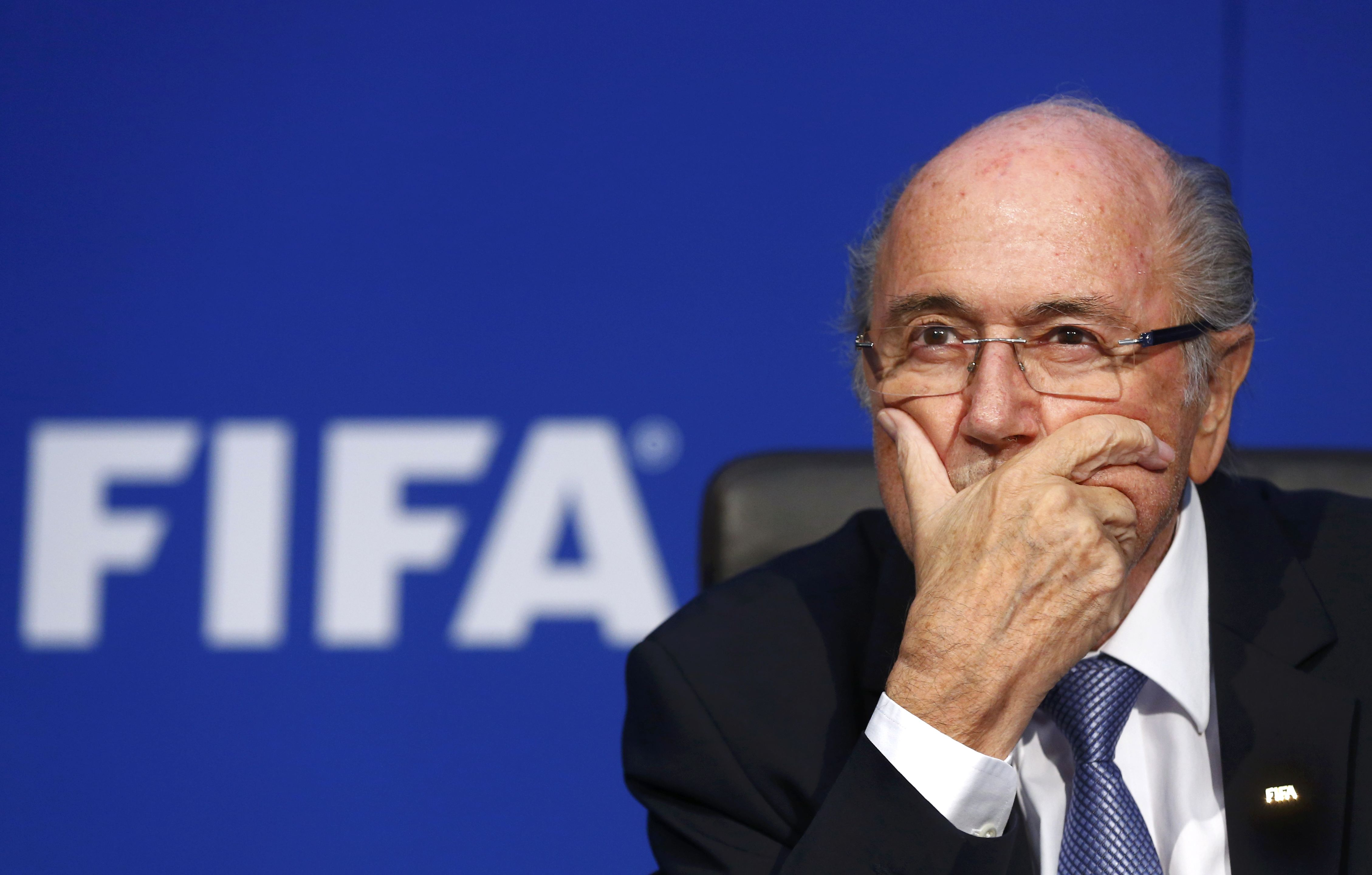 Platini teria dito ao irmão de Blatter que ele deveria desistir da eleição à entidade. | Arnd Wiegmann/Reuters