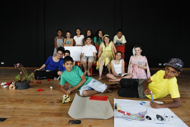 A arte educadora Diviane Helena (de azul, à esquerda), diretora do espetáculo A grande fábrica de palavras, primeiro musical do grupo de teatro Alecrim. | Daniel Castellano/Gazeta do Povo