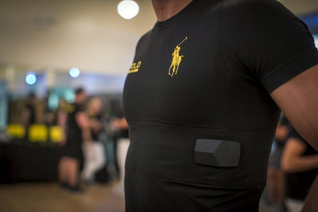 A camiseta é feita com fibras de prata, costuradas diretamente no tecido, que se conectam a um pequeno sensor | Brendan McDermid/Reuters
