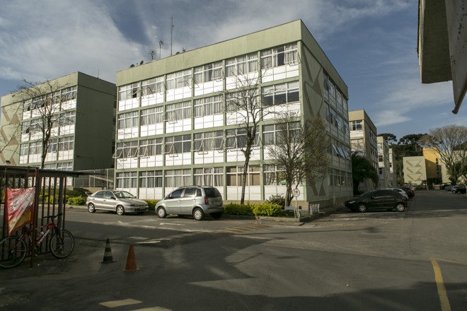 Parque Residencial Fazendinha: o Parque Residencial Fazendinha também está entre os primeiros supercondomínios de Curitiba ao abrigar 640 apartamentos. Localizado no Fazendinha, o empreendimento foi entregue há 35 anos e soma 32 torres de quatro pavimentos, com plantas de dois e três dormitórios. Para atender os cerca de 3 mil moradores, o condomínio conta com uma padaria dentro de suas instalações. | Marcelo Andrade/Gazeta do Povo