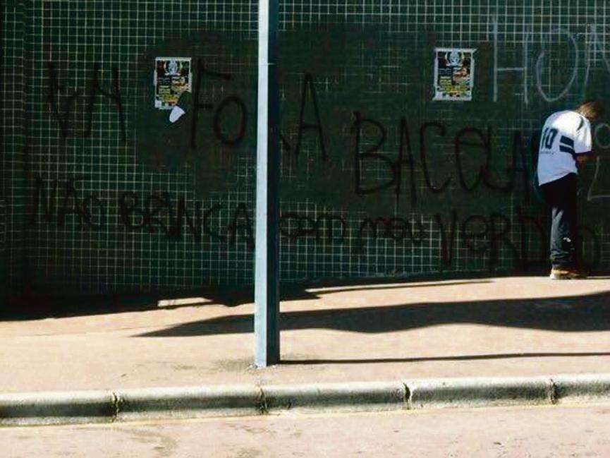 Pichação na fachada do Couto Pereira pede a saída do presidente do Coritiba, Rogério Bacellar. | /