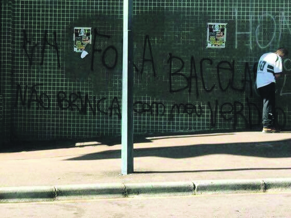 Pichação na fachada do Couto Pereira pede a saída do presidente do Coritiba, Rogério Bacellar. | /