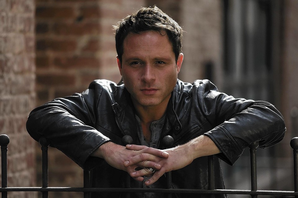 Escritor Nic Pizzolato é a mente por trás da série, que está em sua segunda temporada. | Divulgação