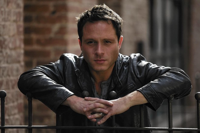 Escritor Nic Pizzolato é a mente por trás da série, que está em sua segunda temporada. | Divulgação
