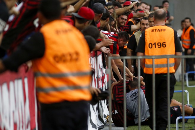 CHORADO: o gol de Douglas Coutinho deu a vitória ao Atlético sobre o Atlético-MG, no domingo (24/5), também serviu de desabafo para o jogador. Cobrado pela torcida por causa do seu desempenho na temporada, o atacante correu para abraçar os torcedores na arquibancada e desabou em lágrimas, encostado nas placas de publicidade. | Henry Milleo/Gazeta do Povo